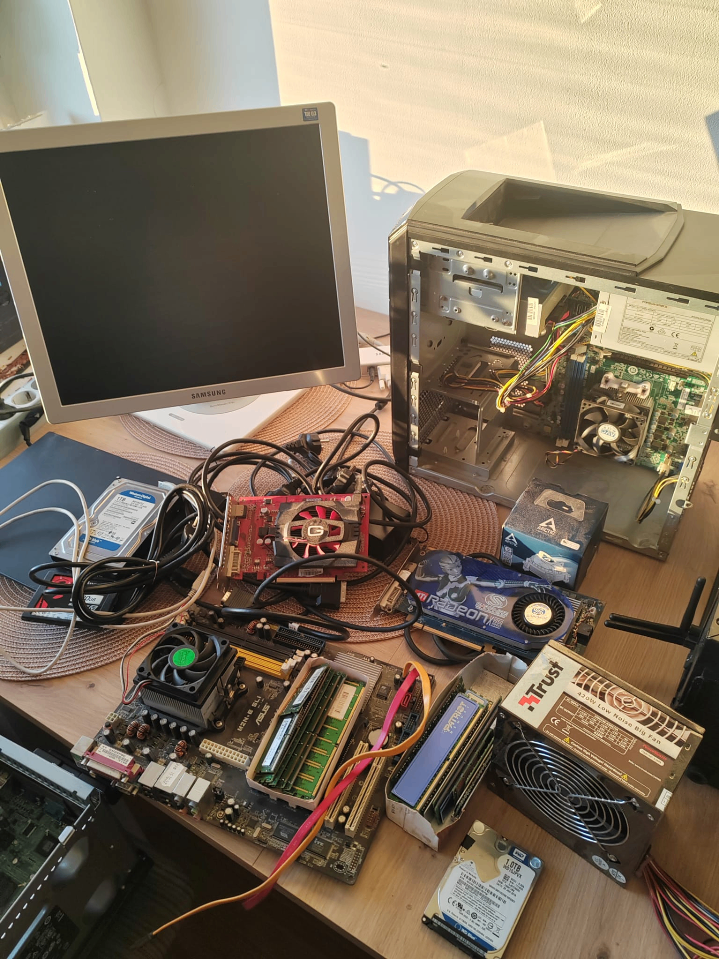 Donirana računalniška oprema @compy — monitor Samsung, ohišje z matično ploščo, grafične kartice Radeon in Gainward, ASUS M2N-E SLI, moduli RAM, 1TB diski WD, napajalnik Trust 420W