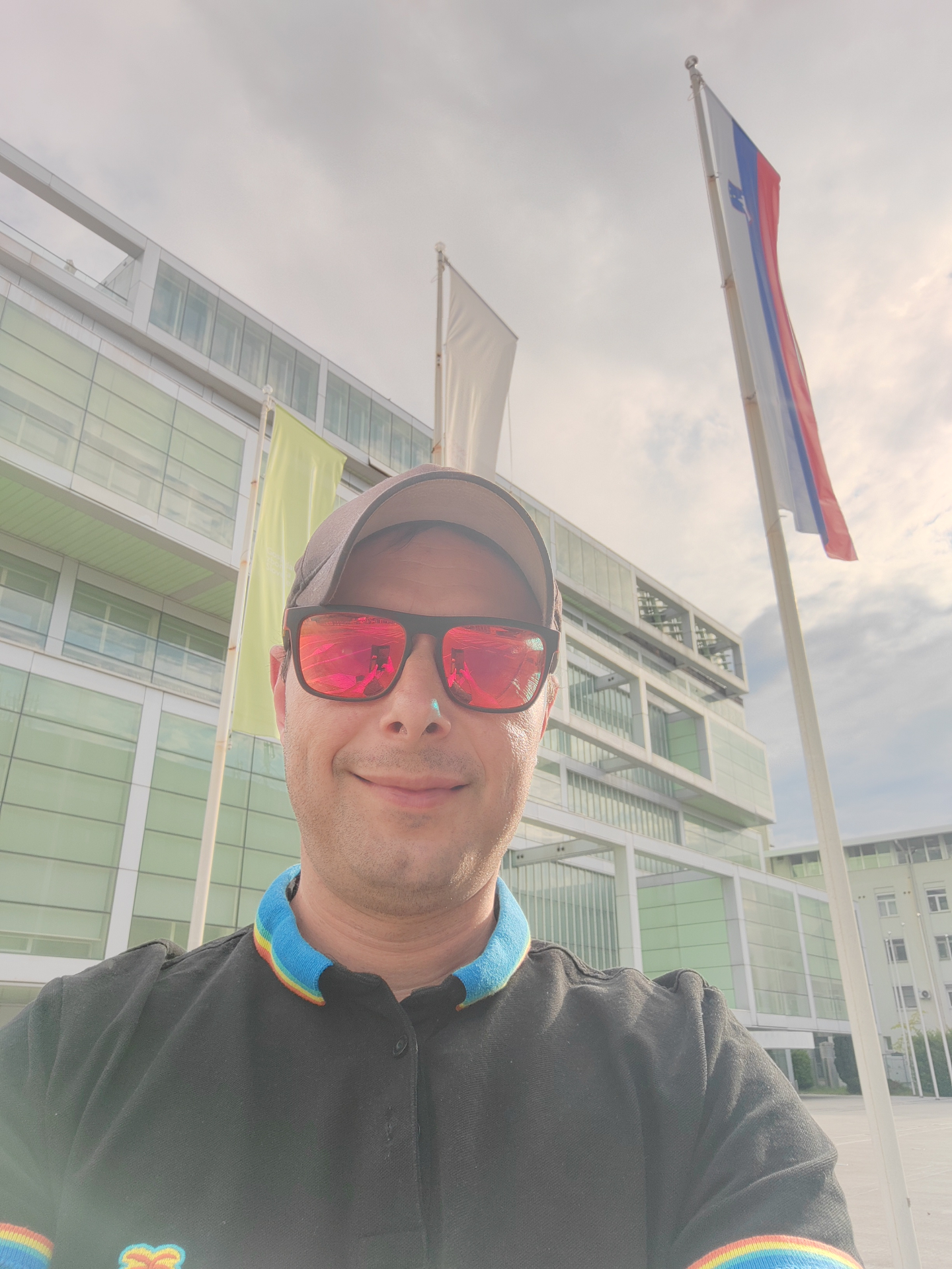 Miha Štefe pred Gospodarsko zbornico Slovenije v Ljubljani